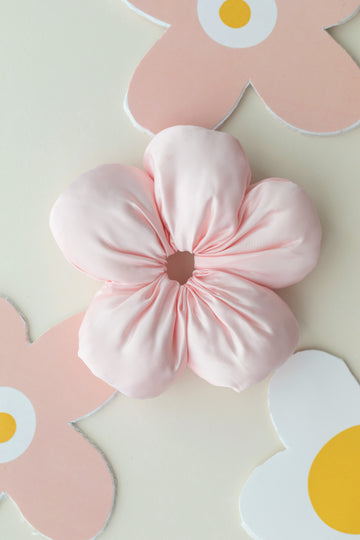 Soft Pink Maxi Daisy Scrunchie Buckle