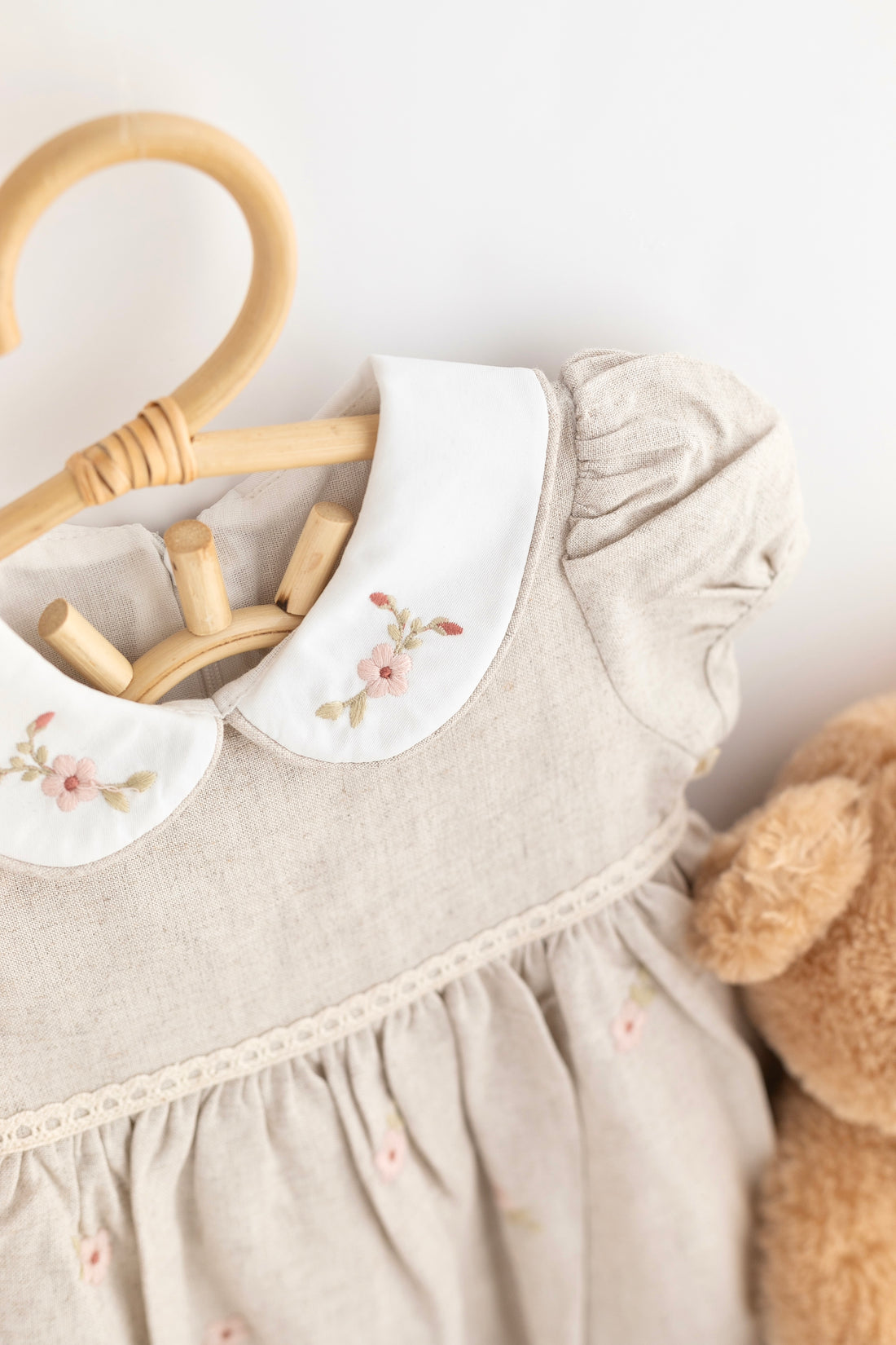 Çiçek Nakışlı Kısa Kollu Bebe Yaka Doğal Keten Bebek Elbise